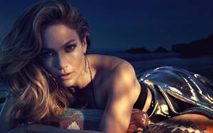Jennifer Lopez Looking Stunning At The Beach. Wallpaper