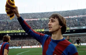 Johan Cruyff Holding Fc Barcelona Flag Wallpaper