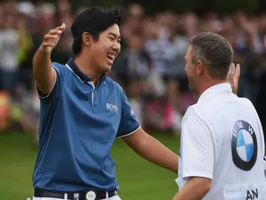 Jubilation On The Greens: Byeong Hun An And His Caddie Rejoice After Victory Wallpaper