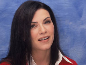 Julianna Margulies Natural Face Wallpaper