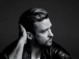 Justin Timberlake Styling His Slick Hair Wallpaper
