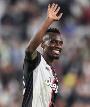 Juventus Player Blaise Matuidi Waving The Audience Wallpaper