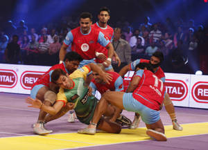 Kabaddi Player Mobbed Wallpaper