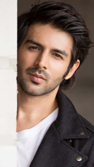 Kartik Aaryan Bollywood Hero Wallpaper