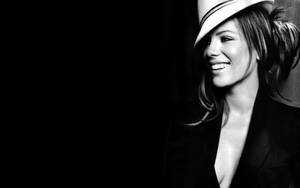 Kate Beckinsale In Black And White Wallpaper