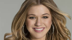 Kelly Clarkson Smiling Blissfully Wallpaper