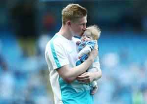 Kevin De Bruyne With Son Wallpaper