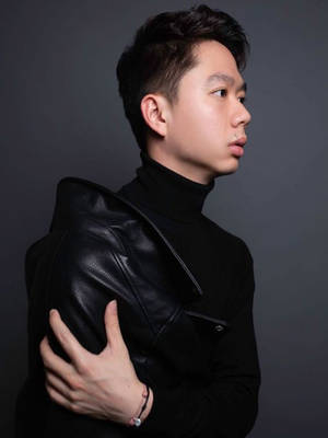 Kevin Sanjaya Stunning Portrait In All-black Sportswear Wallpaper