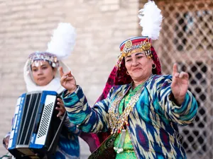 Khiva Happy Women Accordion Wallpaper