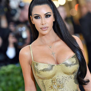 Kim Kardashian Dazzling In Gold Versace Dress Wallpaper