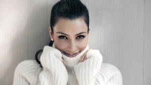 Kim Kardashian Flashing Her Charming Smile Wallpaper
