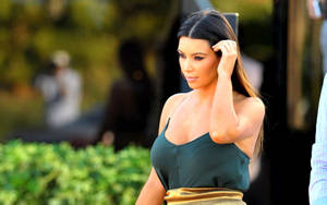 Kim Kardashian Outside A Restaurant In Los Angeles Wallpaper