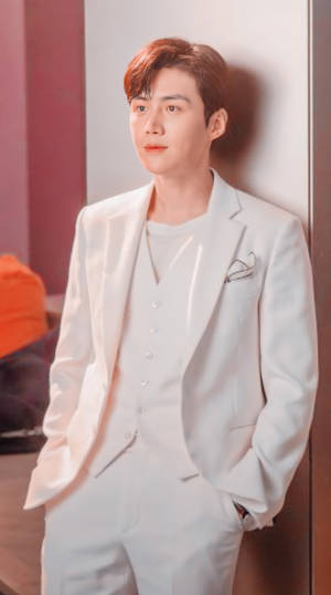 Kim Seon Ho In White Wallpaper