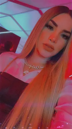 Kimberly Loaiza Blonde Wallpaper