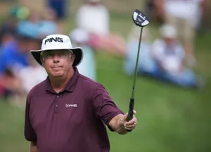 Kirk Triplett Raising The Golf Club Wallpaper