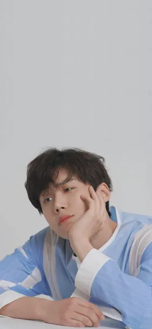 Korean Actor Kim Seon Ho's Charming Close-up Picture. Wallpaper