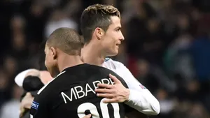 Kylian Mbappe Hugging Cristiano Ronaldo Wallpaper
