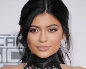 Kylie Jenner In Nude Lipstick Wallpaper