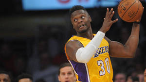 La Lakers Julius Randle Passing Wallpaper