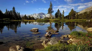 Lake And Mountain Country Scenes Wallpaper