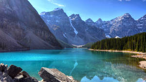 Lake View With Vast Mountain Range Wallpaper