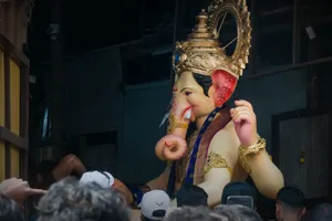 Lalbaugcha Raja Devotees Wallpaper