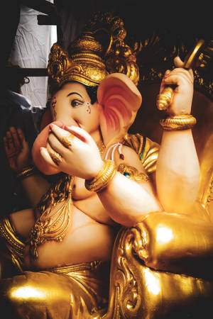 Lalbaugcha Raja Golden Throne Wallpaper