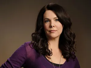 Lauren Graham Against Brown Wall Wallpaper
