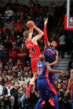 Lauri Markkanen Chicago Bulls Vs Detroit Pistons Wallpaper