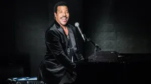 Legendary Music Icon Lionel Richie Performing Live In Arlington, Texas. Wallpaper