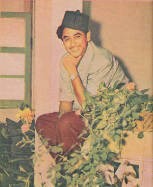 Legendary Singer Kishore Kumar Adorned In A Fez Hat Wallpaper