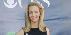 Lisa Kudrow Stylish Black Outfit Wallpaper