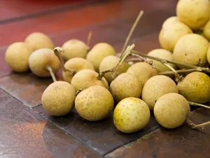 Longan Fruits Scattered On The Table Wallpaper