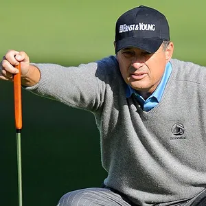 Loren Roberts Squatting Wallpaper