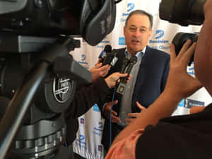 Loren Roberts Surrounded By Media Wallpaper