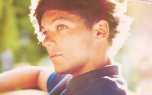 Louis Tomlinson Side Profile Wallpaper