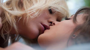 Loving Women Kissing Wallpaper