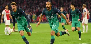 Lucas Moura Running With Teammates Wallpaper