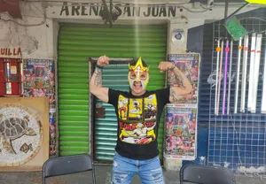 Luchador Pose Arena San Juan Wallpaper