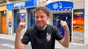 Luisito Comunica Burger Shop Wallpaper