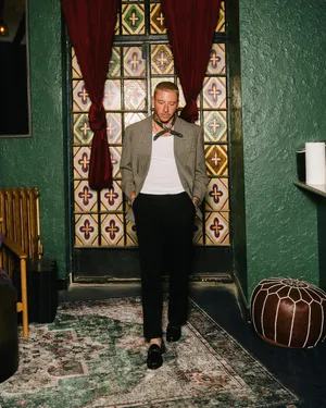 Macklemore Stylish Vintage Backdrop Wallpaper