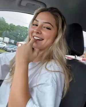 Madelyn Cline Casual Look Wallpaper