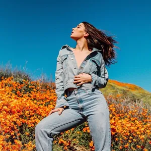 Madelyn Cline Denim Outfit Wallpaper