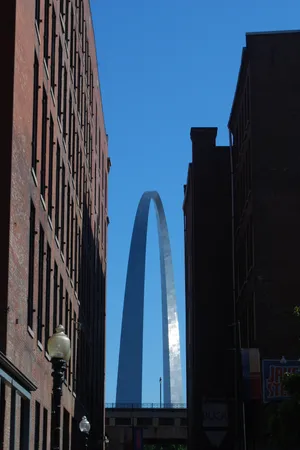 Majestic View Of The Gateway Arch With City Buildings Wallpaper