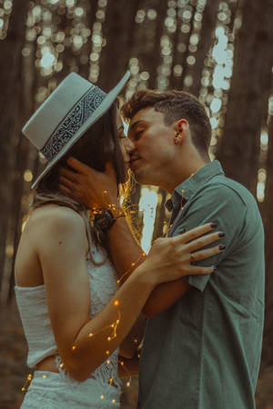 Man Kissing Woman Wallpaper