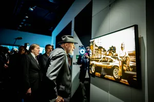 Manin Hat Viewing Art Exhibit Wallpaper