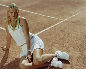 Maria Sharapova Tennis Court Photoshoot Wallpaper