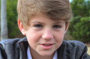 Matty B Singing On Stage Wallpaper