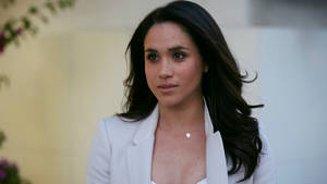 Meghan Markle Rachel Zane Necklace Wallpaper