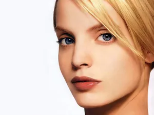 Mena Suvari Clean Haircut Wallpaper